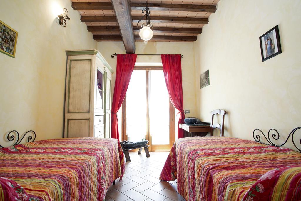 הוילה קאסטלמוזיו Casa Sandro A Podere Pascianella חדר תמונה