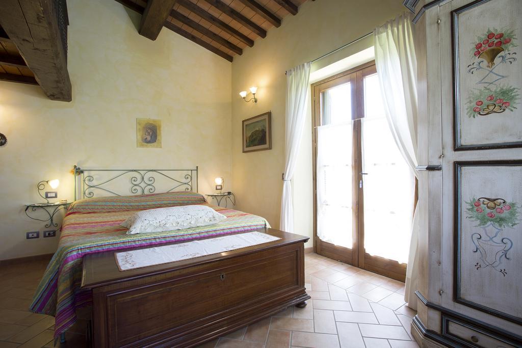 הוילה קאסטלמוזיו Casa Sandro A Podere Pascianella חדר תמונה