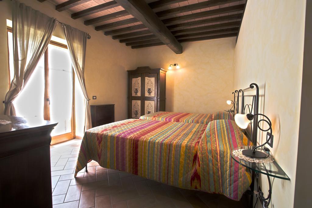 הוילה קאסטלמוזיו Casa Sandro A Podere Pascianella חדר תמונה
